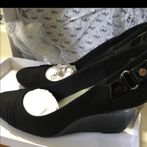 New never worn Anne Klein wedge dress shoe Size 8